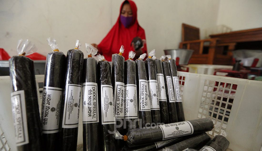 Pekerja mengemas pesanan dodol Betawi di pusat pembuatan dodol di kawasan Cilenggang, Serpong, Tangerang Selatan, Kamis (14/5). Dodol dijual dengan harga Rp 50.000 - Rp 70.000. - JPNN.com