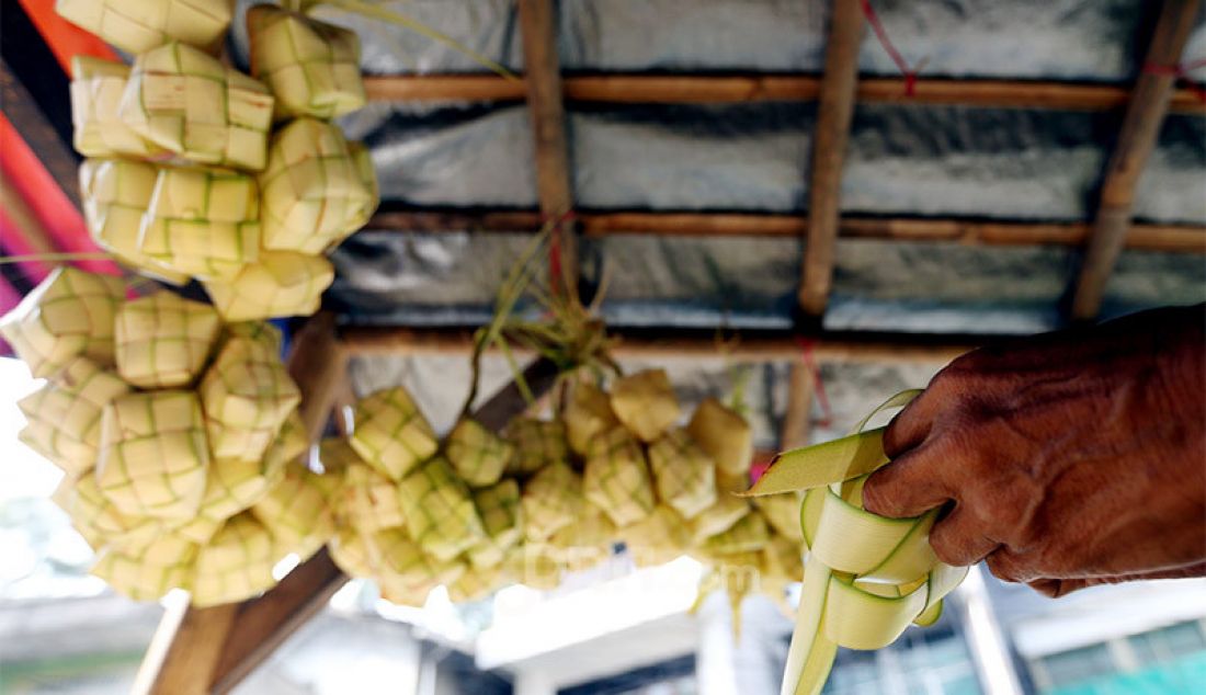 Pedagang membuat kulit ketupat di Pasar Gang Aut, Bogor, Jawa Barat, Jumat (15/5). Pedagang mengaku permintaan cangkang ketupat saat ini mengalami penurunan akibat pandemi Covid 19. - JPNN.com