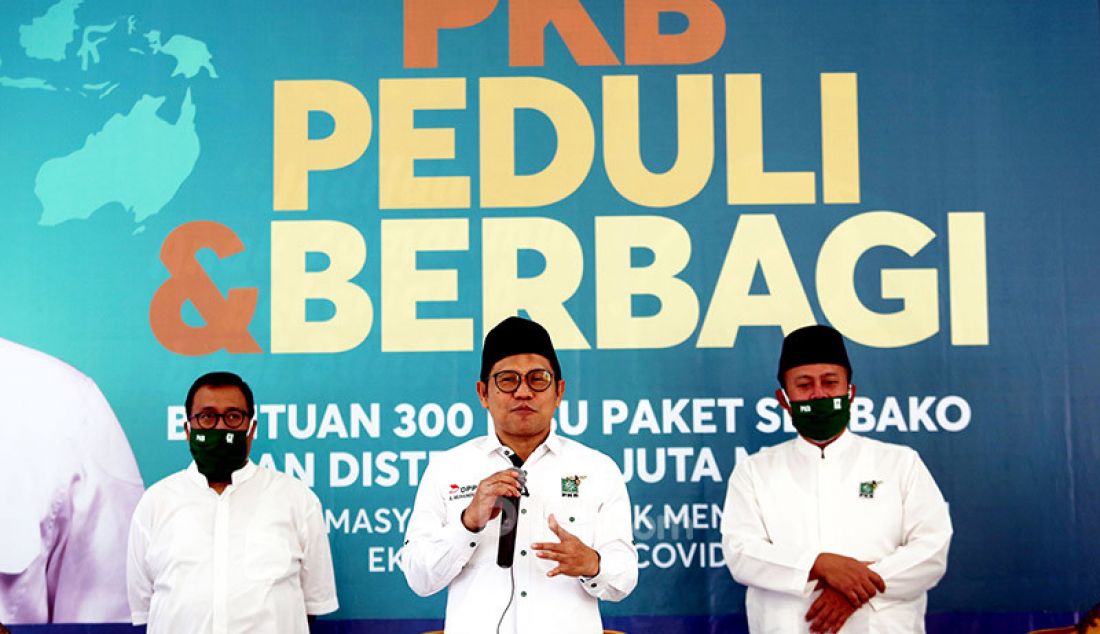 Ketua Umum Partai Kebangkitan Bangsa (PKB) Muhaimin Iskandar berbicara pada acara penyerahan bantuan peduli Covid-19, Jakarta, Minggu (17/5). Sebanyak 300 ribu paket sembako dan 1 Juta masker diserahkan PKB. - JPNN.com