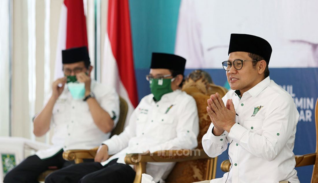 Ketua Umum Partai Kebangkitan Bangsa (PKB) Muhaimin Iskandar, didampingi pengurus menyerahkan bantuan peduli Covid-19, Jakarta, Minggu (17/5). Sebanyak 300 ribu paket sembako dan 1 Juta masker diserahkan PKB. - JPNN.com