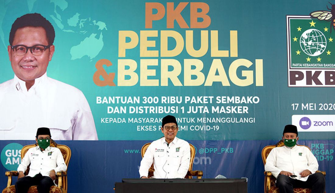 Ketua Umum Partai Kebangkitan Bangsa (PKB) Muhaimin Iskandar, didampingi pengurus menyerahkan bantuan peduli Covid-19, Jakarta, Minggu (17/5). Sebanyak 300 ribu paket sembako dan 1 Juta masker diserahkan PKB. - JPNN.com