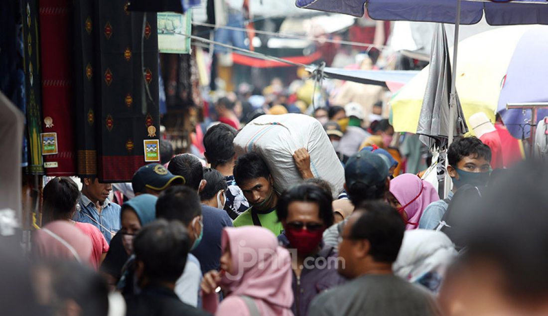 Suasana kawasan Jati Baru Raya, Tanah Abang, Jakarta, Senin (18/5). Menjelang Hari Raya Idul Fitri, warga berburu kebutuhan lebaran di masa PSBB. - JPNN.com
