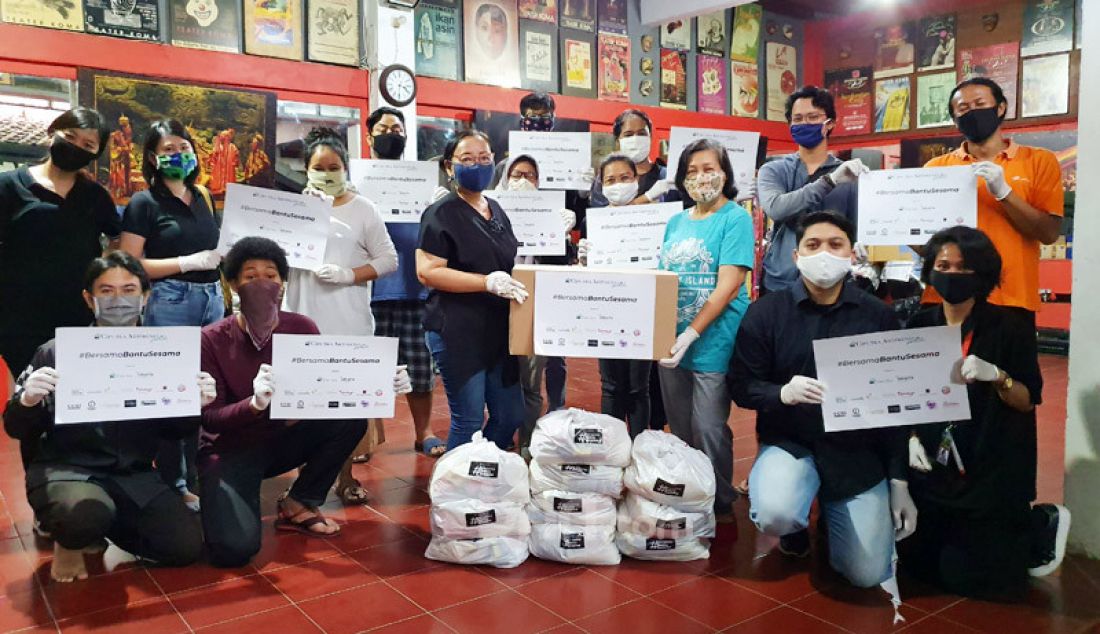 Ciputra Artpreneur Jakarta memberikan bantuan 1.000 paket kebutuhan pokok kepada pekerja seni serta pekerja harian lepas yang terkena imbas pandemi Covid-19 pada Program #BersamaBantuSesama. - JPNN.com