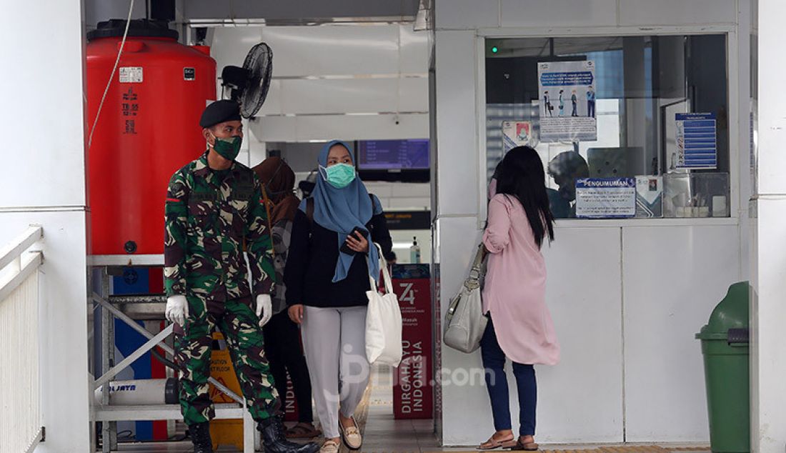 Anggota TNI berjaga di pintu masuk Halte Bus Transjakarta Bunderan HI, Jakarta, Rabu (27/5). Pemerintah akan segera menerapkan kebijakan di tempat keramaian yang akan kembali buka dan rencananya diterapkan minggu depan. - JPNN.com