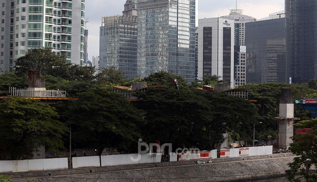 Proyek pembangunan LRT Jabodebek di Jalan HR Rasuna Said, Kuningan, Jakarta, Rabu (27/5). Proyek LRT terus berjalan meski di tengah penerapan Pembatasan Sosial Berskala Besar (PSBB) akibat wabah virus corona (COVID-19). - JPNN.com