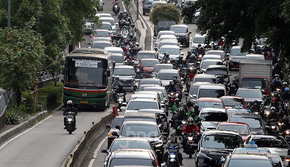 Suasana lalu lintas di kawasan jalan Gatot Subroto, Jakarta, Rabu (27/5). Pemberlakuaan PSBB di kawasan Ibukota akan diperpajang jika warga tidak menaati protokol kesehatan untuk memutus mata rantai penyebaran Covid 19. - JPNN.com