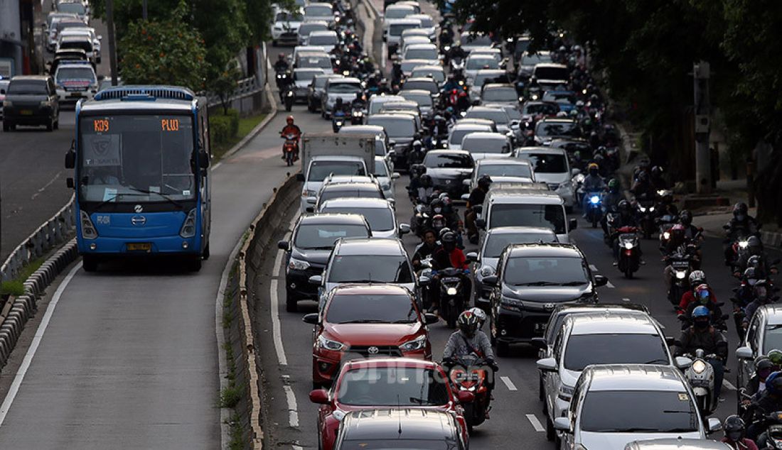 Suasana lalu lintas di kawasan jalan Gatot Subroto, Jakarta, Rabu (27/5). Pemberlakuaan PSBB di kawasan Ibukota akan diperpajang jika warga tidak menaati protokol kesehatan untuk memutus mata rantai penyebaran Covid 19. - JPNN.com