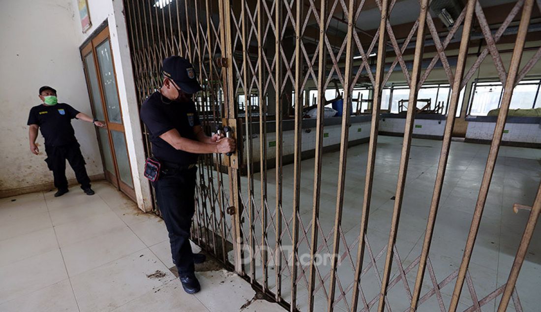 Petugas berjaga di Pasar Cisalak, Depok, Jawa Barat, Senin (1/6) Gugus Tugas Percepatan Penanganan Covid-19 Kota Depok menutup sementara Pasar Cisalak setelah empat orang pedagang dinyatakan positif Covid-19. - JPNN.com