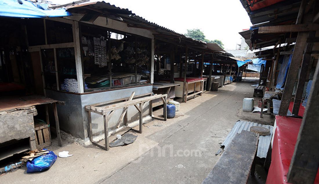 Petugas berjaga di Pasar Cisalak, Depok, Jawa Barat, Senin (1/6) Gugus Tugas Percepatan Penanganan Covid-19 Kota Depok menutup sementara Pasar Cisalak setelah empat orang pedagang dinyatakan positif Covid-19. - JPNN.com