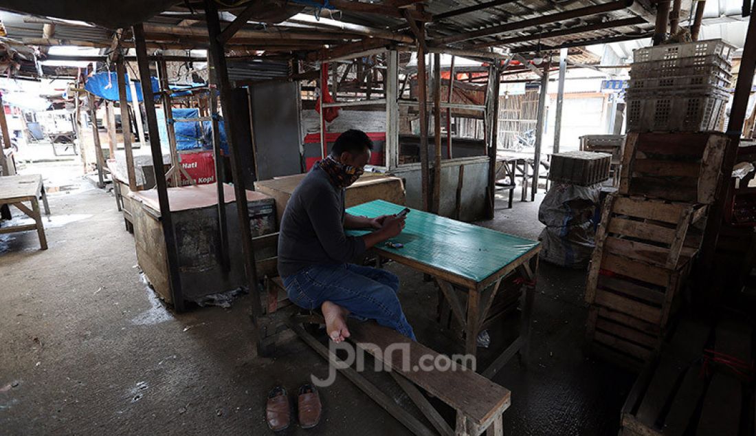 Petugas berjaga di Pasar Cisalak, Depok, Jawa Barat, Senin (1/6) Gugus Tugas Percepatan Penanganan Covid-19 Kota Depok menutup sementara Pasar Cisalak setelah empat orang pedagang dinyatakan positif Covid-19. - JPNN.com