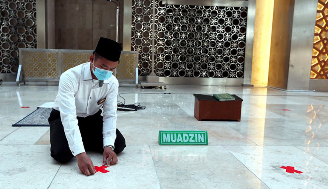 Petugas saat memberi tanda silang pada barisan shaf salat di Mesjid Istiqlal, Jakarta, Selasa (2/6). Mesjid Istiqlal akan menerapkan protokol kesehatan saat dimulainya new normal. - JPNN.com
