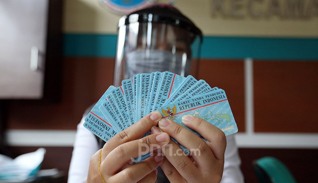 Petugas Kependudukan dan Catatan Sipil menggunakan pelindung wajah di kantor kecamatan Pamulang, Tangerang Selatan, Rabu (3/6). Sejumlah kantor pelayaann pemerintah melaksanakan protokol kesehatan yang ketat. - JPNN.com