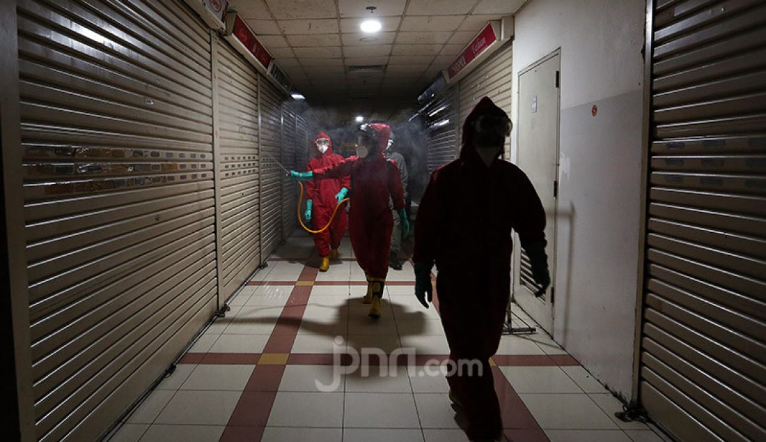 Petugas melakukan penyemprotan di Pasar Tanah Abang, Jakarta, (4/6). Penyemprotan dilakukan di blok A, B, F, serta Pasar Metro Tanah Abang guna mendukung usaha perekonomian dan menjaga lingkungan pasar dari virus COVID-19. - JPNN.com