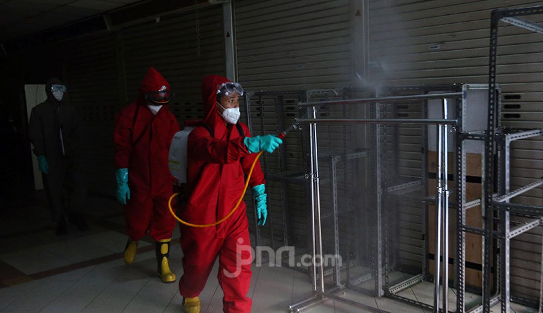 Petugas melakukan penyemprotan di Pasar Tanah Abang, Jakarta, (4/6). Penyemprotan dilakukan di blok A, B, F, serta Pasar Metro Tanah Abang guna mendukung usaha perekonomian dan menjaga lingkungan pasar dari virus COVID-19. - JPNN.com