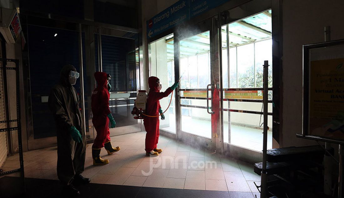 Petugas melakukan penyemprotan di Pasar Tanah Abang, Jakarta, (4/6). Penyemprotan dilakukan di blok A, B, F, serta Pasar Metro Tanah Abang guna mendukung usaha perekonomian dan menjaga lingkungan pasar dari virus COVID-19. - JPNN.com