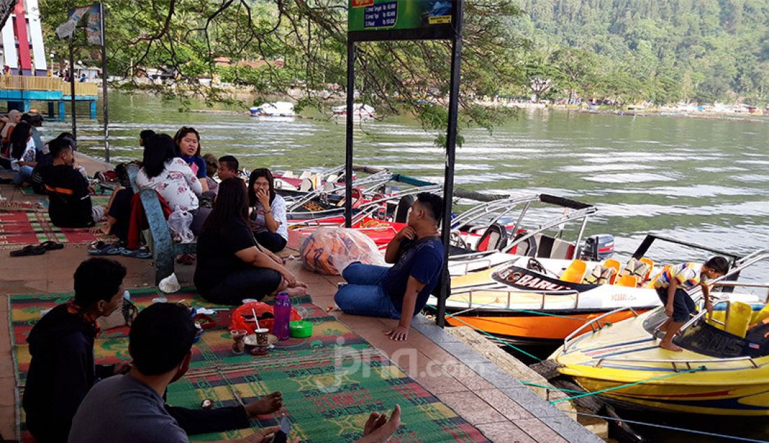 Wisatawan memenuhi Telaga Ngebel semenjak diberlakukannya status New Normal, Ponorogo, Jawa Timur, Minggu (7/6). Kawasan wisata alam yang ada di wilayah timur Kabupaten Ponorogo ini telah dibuka pada awal bulan Juni 2020. - JPNN.com