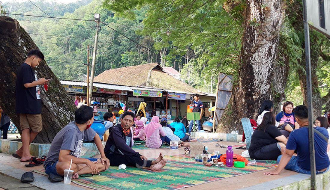 Wisatawan memenuhi Telaga Ngebel semenjak diberlakukannya status New Normal, Ponorogo, Jawa Timur, Minggu (7/6). Kawasan wisata alam yang ada di wilayah timur Kabupaten Ponorogo ini telah dibuka pada awal bulan Juni 2020. - JPNN.com