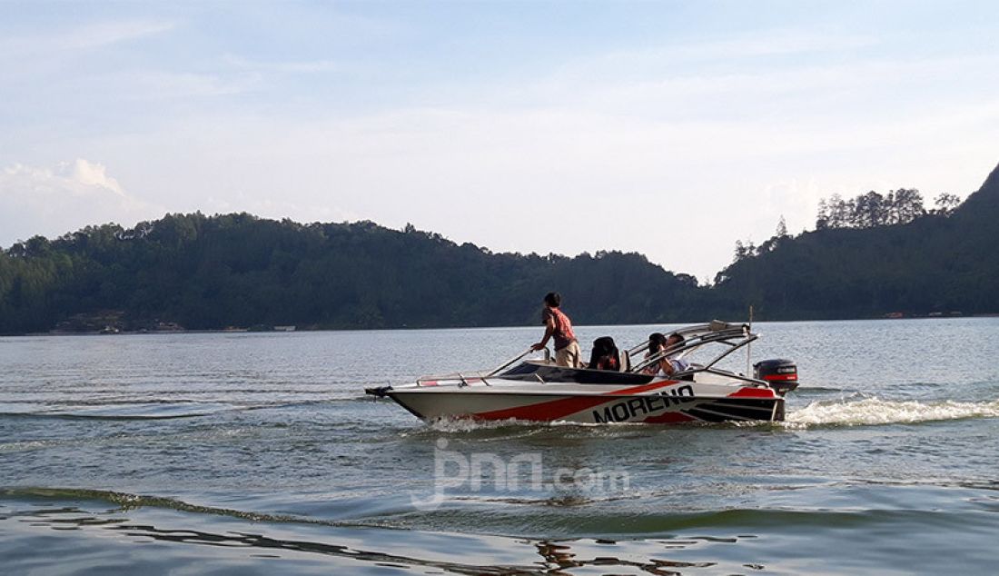 Wisatawan memenuhi Telaga Ngebel semenjak diberlakukannya status New Normal, Ponorogo, Jawa Timur, Minggu (7/6). Kawasan wisata alam yang ada di wilayah timur Kabupaten Ponorogo ini telah dibuka pada awal bulan Juni 2020. - JPNN.com