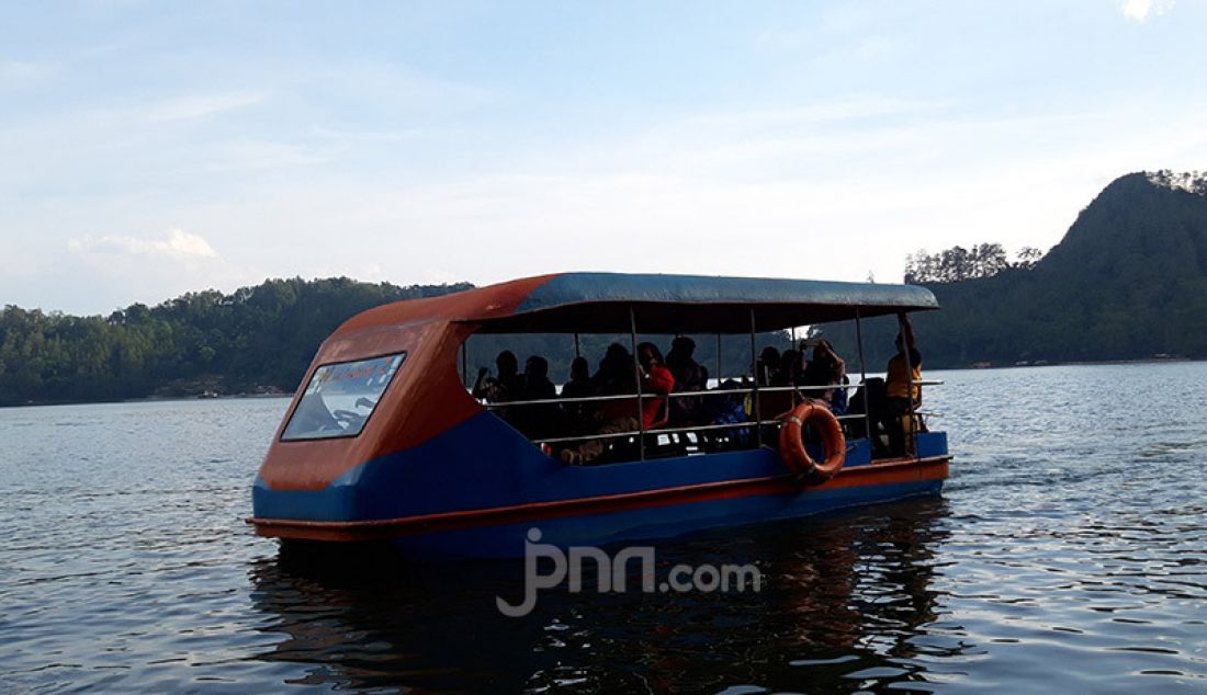 Wisatawan memenuhi Telaga Ngebel semenjak diberlakukannya status New Normal, Ponorogo, Jawa Timur, Minggu (7/6). Kawasan wisata alam yang ada di wilayah timur Kabupaten Ponorogo ini telah dibuka pada awal bulan Juni 2020. - JPNN.com