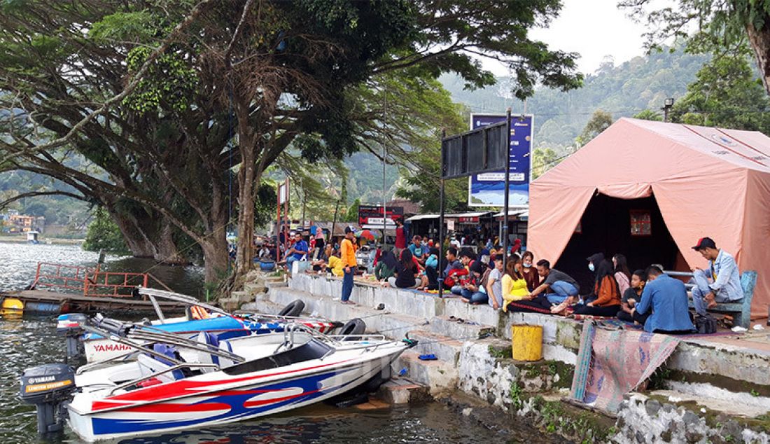 Wisatawan memenuhi Telaga Ngebel semenjak diberlakukannya status New Normal, Ponorogo, Jawa Timur, Minggu (7/6). Kawasan wisata alam yang ada di wilayah timur Kabupaten Ponorogo ini telah dibuka pada awal bulan Juni 2020. - JPNN.com