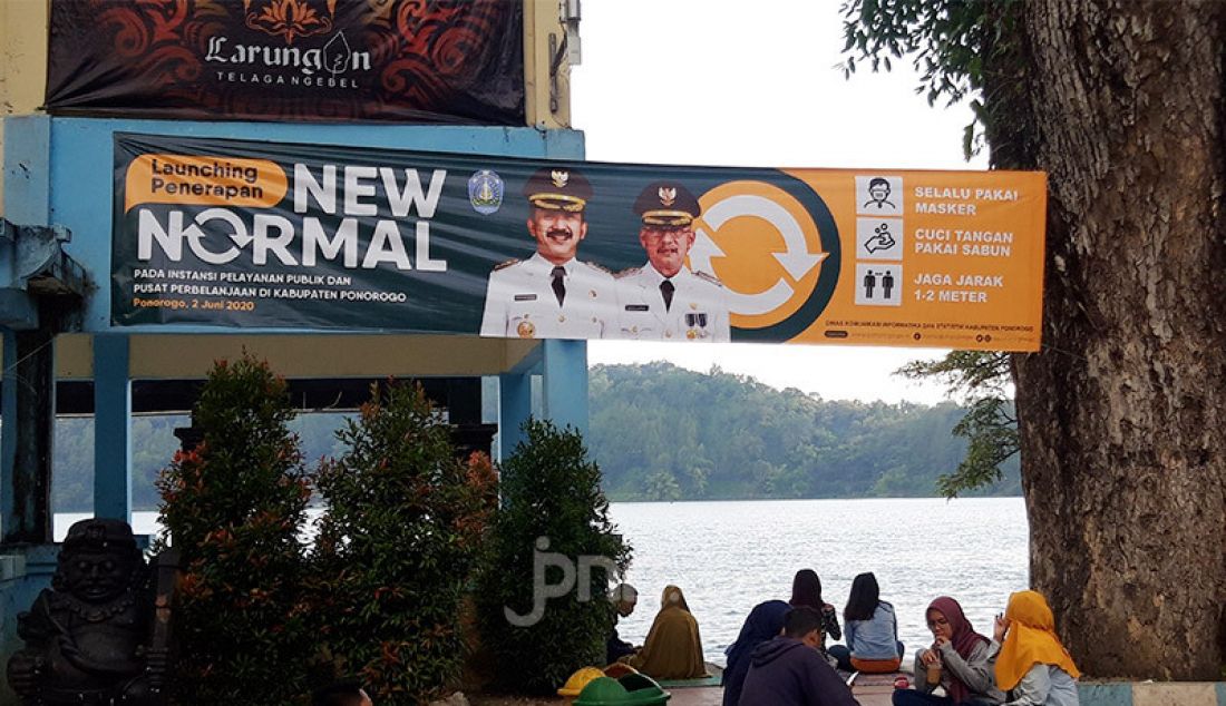 Wisatawan memenuhi Telaga Ngebel semenjak diberlakukannya status New Normal, Ponorogo, Jawa Timur, Minggu (7/6). Kawasan wisata alam yang ada di wilayah timur Kabupaten Ponorogo ini telah dibuka pada awal bulan Juni 2020. - JPNN.com