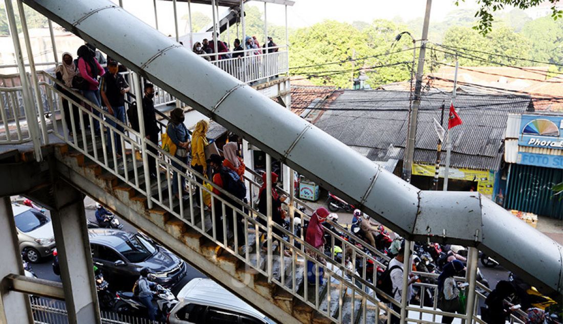 Calon penumpang KRL saat mengantri di luar stasiun Lenteng Agung, Jakarta, Senin (8/6). Mereka mengantri karena adanya pembatasan penumpang. - JPNN.com