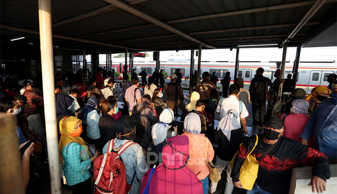 Calon penumpang KRL saat mengantri di luar stasiun Citayam, Depok, Jawa Barat, Senin (8/6). Mereka mengantri karena ada pembatasan penumpang. - JPNN.com