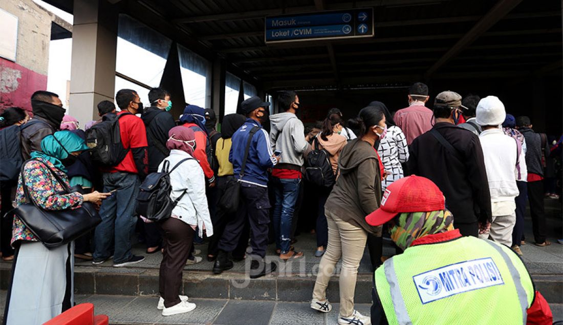 Calon penumpang KRL saat mengantri di luar stasiun Citayam, Depok, Jawa Barat, Senin (8/6). Mereka mengantri karena ada pembatasan penumpang. - JPNN.com