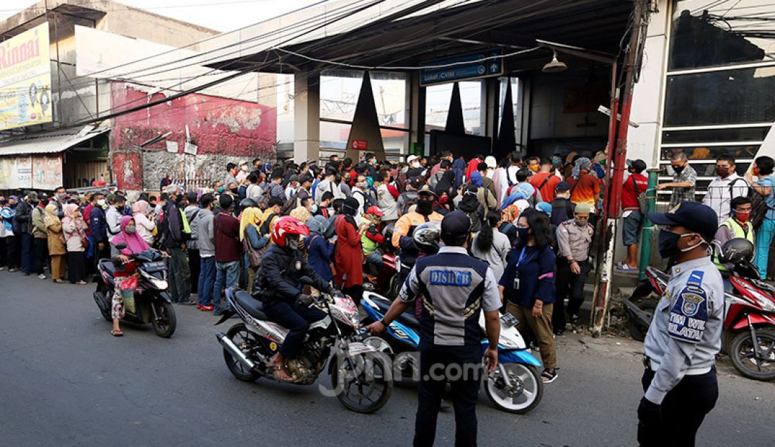 Calon penumpang KRL saat mengantri di luar stasiun Citayam, Depok, Jawa Barat, Senin (8/6). Mereka mengantri karena ada pembatasan penumpang. - JPNN.com