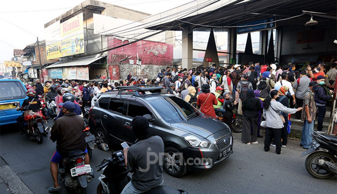 Calon penumpang KRL saat mengantri di luar stasiun Citayam, Depok, Jawa Barat, Senin (8/6). Mereka mengantri karena ada pembatasan penumpang. - JPNN.com