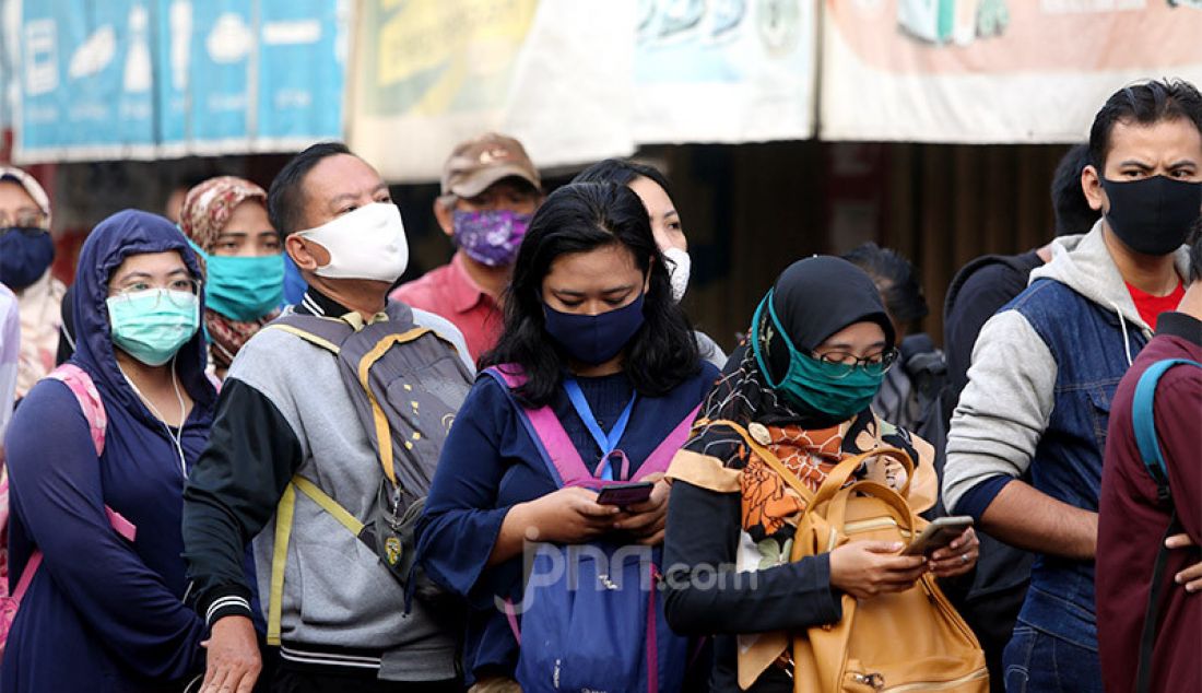 Calon penumpang KRL saat mengantri di luar stasiun Citayam, Depok, Jawa Barat, Senin (8/6). Mereka mengantri karena ada pembatasan penumpang. - JPNN.com