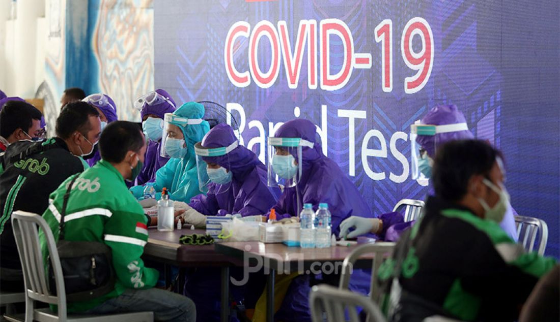 Warga mengikuti rapid test Covid-19 yang diadakan di Terowongan Kendal, Sudirman, Jakarta, Senin (8/6). Rapid Test ini tidak dipungut biaya, alias gratis. - JPNN.com