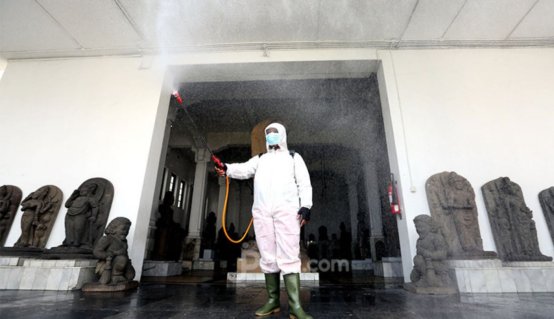 Petugas Palang Merah Indonesia (PMI) menyemprotkan disinfektan di Museum Nasional, Jakarta, Senin (8/6). Pemprov DKI Jakarta melanjutkan pembatasan sosial berskala besar (PSBB) dengan menetapkan masa transisi di bulan Juni. - JPNN.com