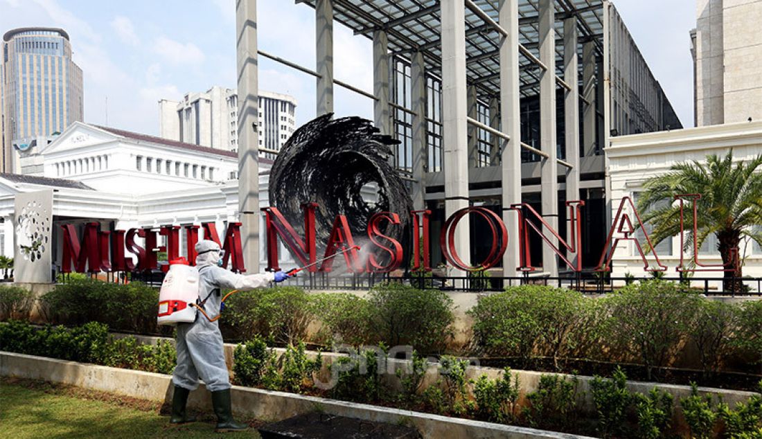 Petugas Palang Merah Indonesia (PMI) menyemprotkan disinfektan di Museum Nasional, Jakarta, Senin (8/6). Pemprov DKI Jakarta melanjutkan pembatasan sosial berskala besar (PSBB) dengan menetapkan masa transisi di bulan Juni. - JPNN.com