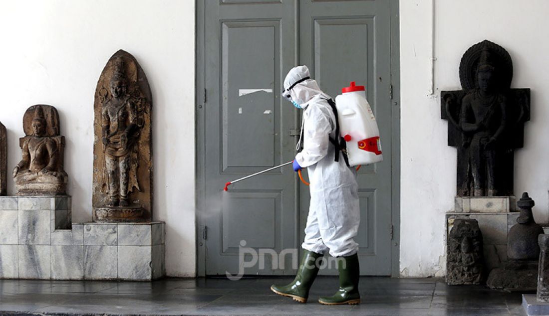 Petugas Palang Merah Indonesia (PMI) menyemprotkan disinfektan di Museum Nasional, Jakarta, Senin (8/6). Pemprov DKI Jakarta melanjutkan pembatasan sosial berskala besar (PSBB) dengan menetapkan masa transisi di bulan Juni. - JPNN.com