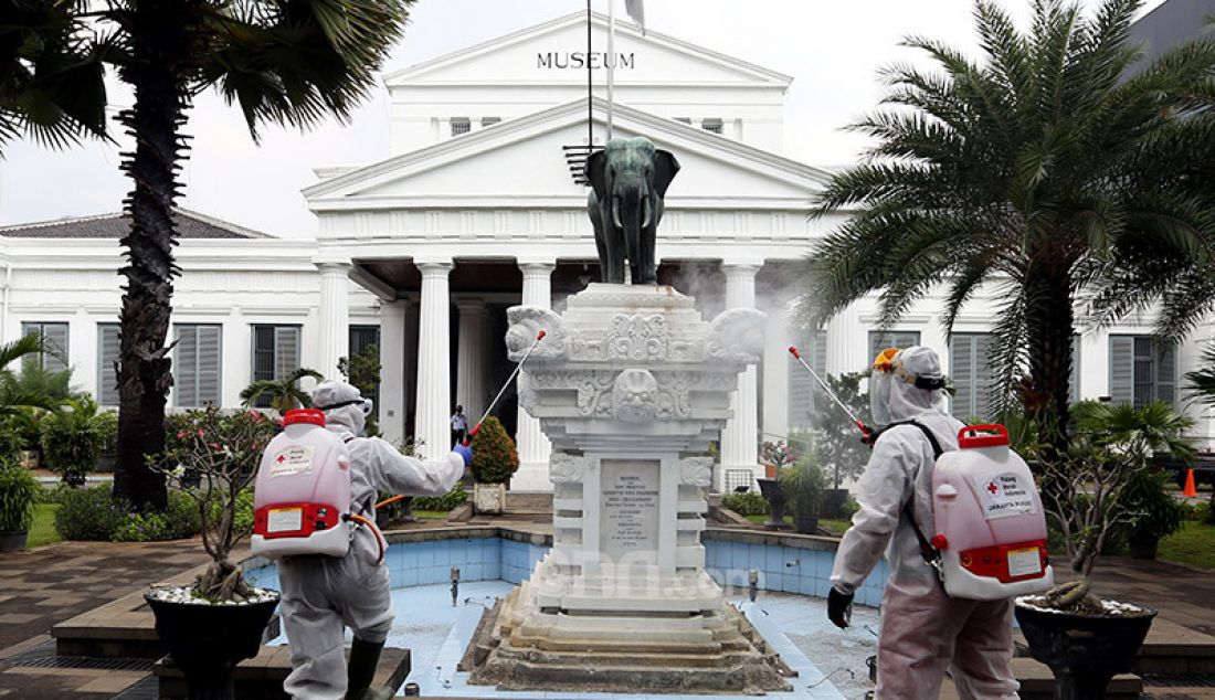 Petugas Palang Merah Indonesia (PMI) menyemprotkan disinfektan di Museum Nasional, Jakarta, Senin (8/6). Pemprov DKI Jakarta melanjutkan pembatasan sosial berskala besar (PSBB) dengan menetapkan masa transisi di bulan Juni. - JPNN.com