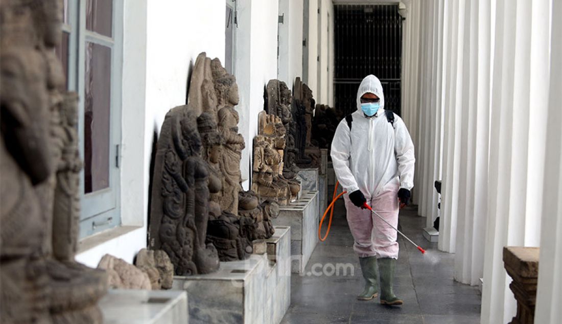 Petugas Palang Merah Indonesia (PMI) menyemprotkan disinfektan di Museum Nasional, Jakarta, Senin (8/6). Pemprov DKI Jakarta melanjutkan pembatasan sosial berskala besar (PSBB) dengan menetapkan masa transisi di bulan Juni. - JPNN.com