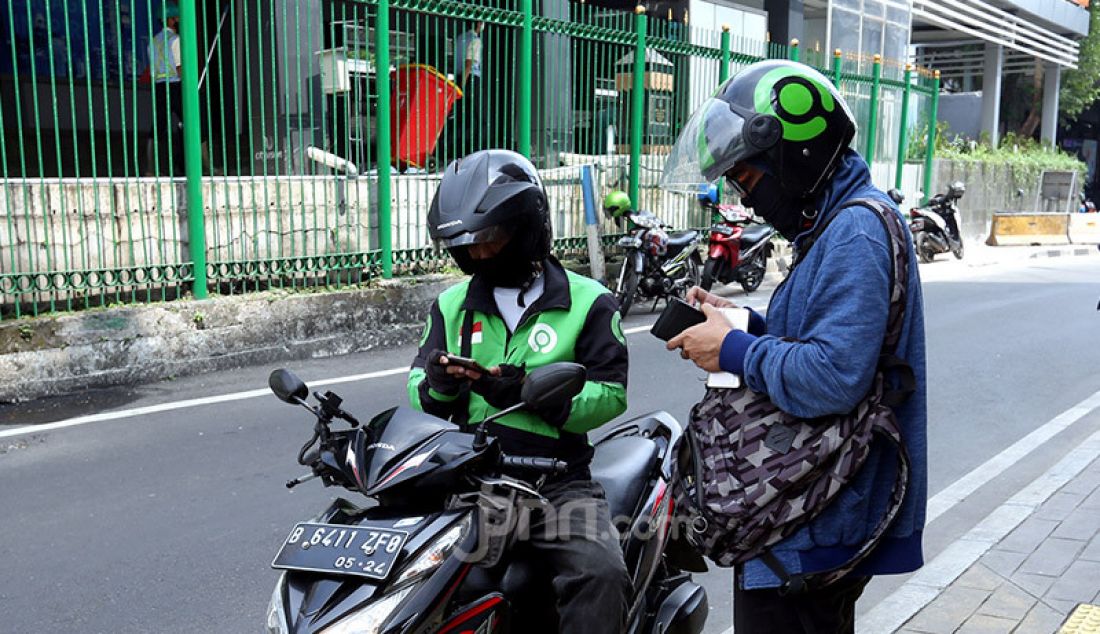 Driver ojek online mengangkut penumpang di Selter Sudirman, Jakarta, Senin (8/9). Pemprov DKI Jakarta telah mengizinkan ojek pangkalan maupun ojek online (ojol) untuk kembali mengangkut penumpang mulai hari ini. - JPNN.com