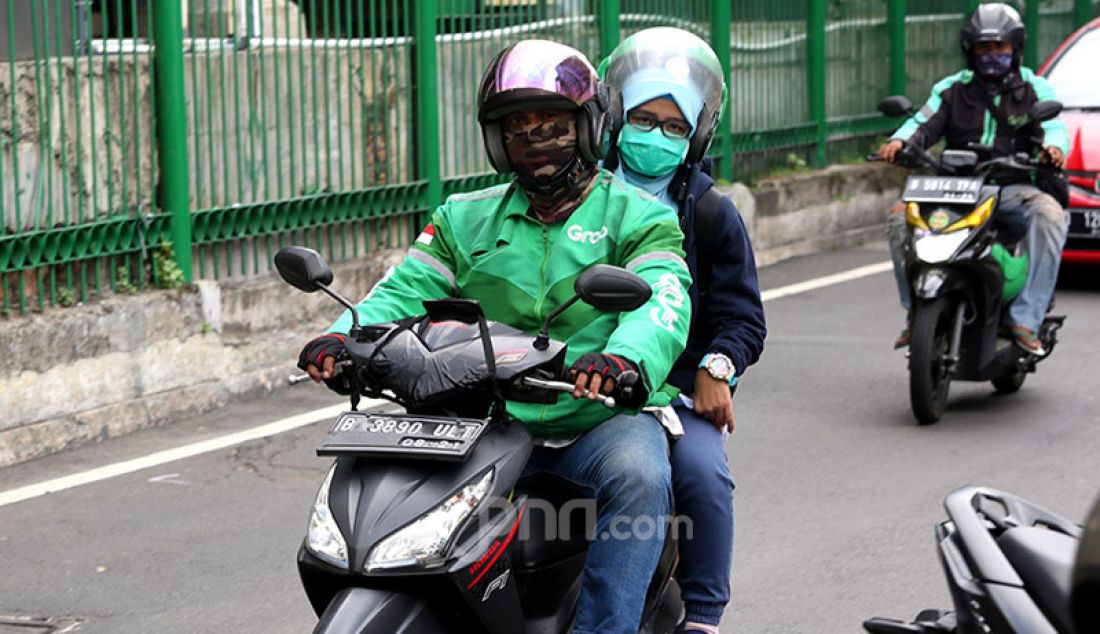 Driver ojek online mengangkut penumpang di Selter Sudirman, Jakarta, Senin (8/9). Pemprov DKI Jakarta telah mengizinkan ojek pangkalan maupun ojek online (ojol) untuk kembali mengangkut penumpang mulai hari ini. - JPNN.com