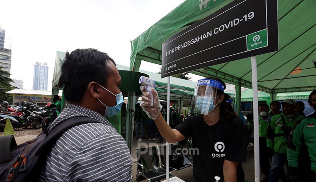 Driver ojek online mengangkut penumpang di Selter Sudirman, Jakarta, Senin (8/9). Pemprov DKI Jakarta telah mengizinkan ojek pangkalan maupun ojek online (ojol) untuk kembali mengangkut penumpang mulai hari ini. - JPNN.com