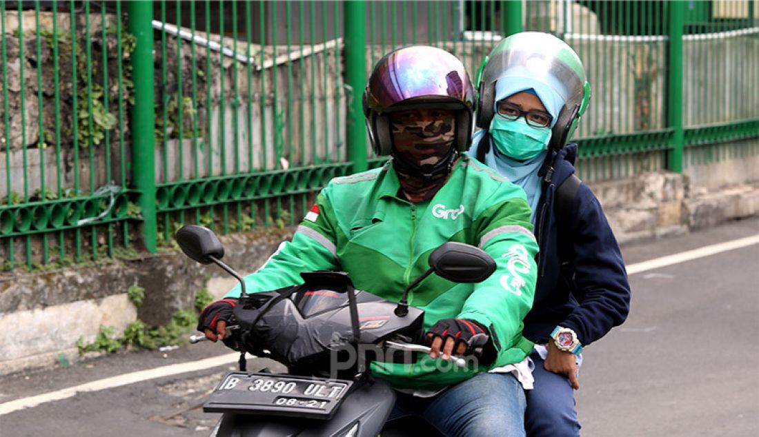 Driver ojek online mengangkut penumpang di Selter Sudirman, Jakarta, Senin (8/9). Pemprov DKI Jakarta telah mengizinkan ojek pangkalan maupun ojek online (ojol) untuk kembali mengangkut penumpang mulai hari ini. - JPNN.com