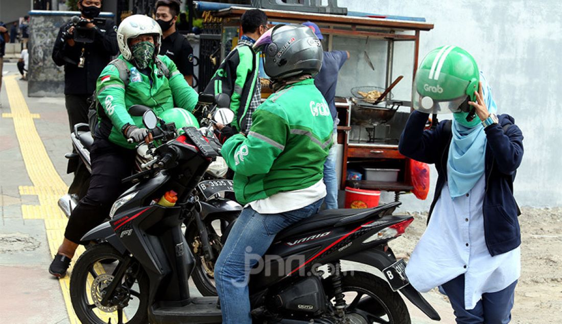 Driver ojek online mengangkut penumpang di Selter Sudirman, Jakarta, Senin (8/9). Pemprov DKI Jakarta telah mengizinkan ojek pangkalan maupun ojek online (ojol) untuk kembali mengangkut penumpang mulai hari ini. - JPNN.com