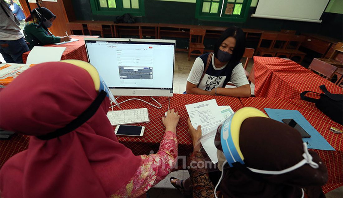 Orang tua siswa saat melakukan pendaftaran peserta didik baru (PPDB) tahun ajaran 2020/2021 di SDN Pengadilan I Bogor, Selasa (9/6). Dinas Pendidikan Kota Bogor membuka waktu pendaftaran PPDB tingkat SD disusul SMP/MTs yang dibagi tiga tahap. - JPNN.com