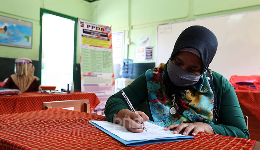 Orang tua siswa saat melakukan pendaftaran peserta didik baru (PPDB) tahun ajaran 2020/2021 di SDN Pengadilan I Bogor, Selasa (9/6). Dinas Pendidikan Kota Bogor membuka waktu pendaftaran PPDB tingkat SD disusul SMP/MTs yang dibagi tiga tahap. - JPNN.com