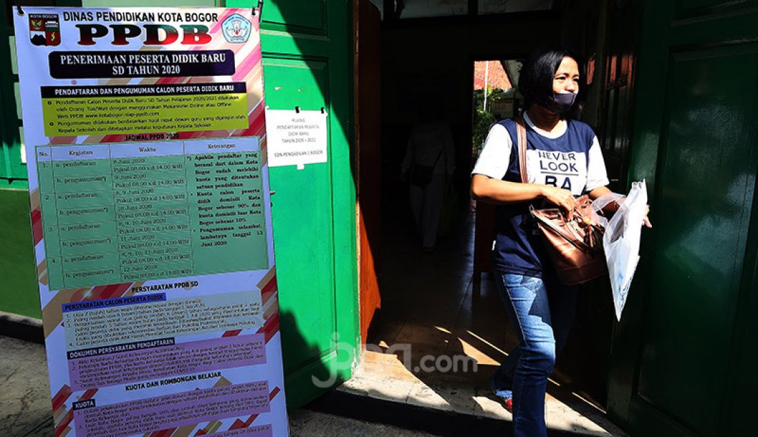 Orang tua siswa saat melakukan pendaftaran peserta didik baru (PPDB) tahun ajaran 2020/2021 di SDN Pengadilan I Bogor, Selasa (9/6). Dinas Pendidikan Kota Bogor membuka waktu pendaftaran PPDB tingkat SD disusul SMP/MTs yang dibagi tiga tahap. - JPNN.com