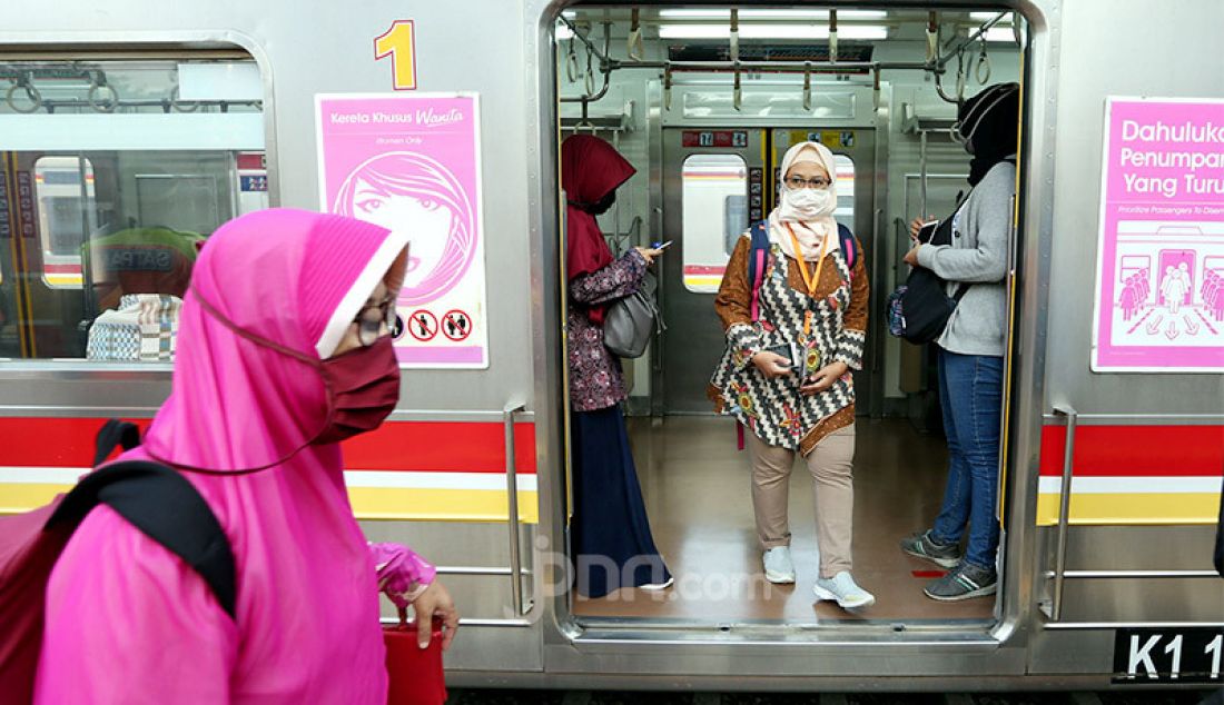 Calon penumpang KRL mengantre penumpang di Stasiun Bogor , Jawa Barat, Selasa (9/6). Memasuki hari kedua masa transisi New Normal, Stasiun Bogor masih dipadati. - JPNN.com