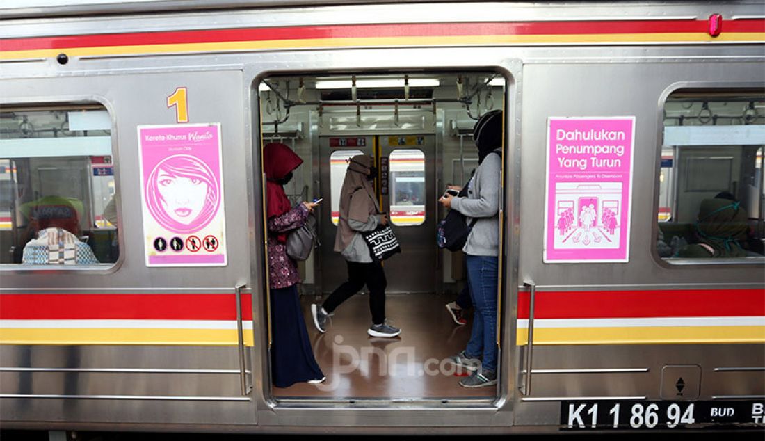 Calon penumpang KRL mengantre penumpang di Stasiun Bogor , Jawa Barat, Selasa (9/6). Memasuki hari kedua masa transisi New Normal, Stasiun Bogor masih dipadati. - JPNN.com