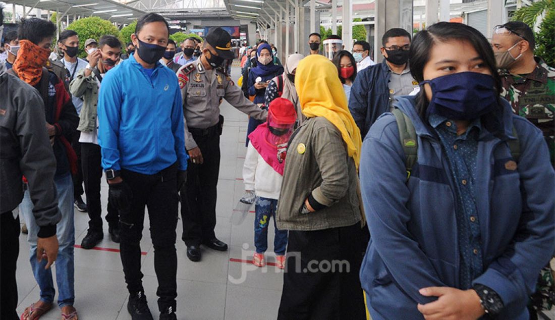 Wali Kota Bogor Bima Arya saat meninjau Satsiun Bogor, Jawa Barat, Selasa (9/6). Kunjungan walikota dalam rangka melihat kesiapan penerapan protokol kesehatan di Stasiun Bogor. - JPNN.com