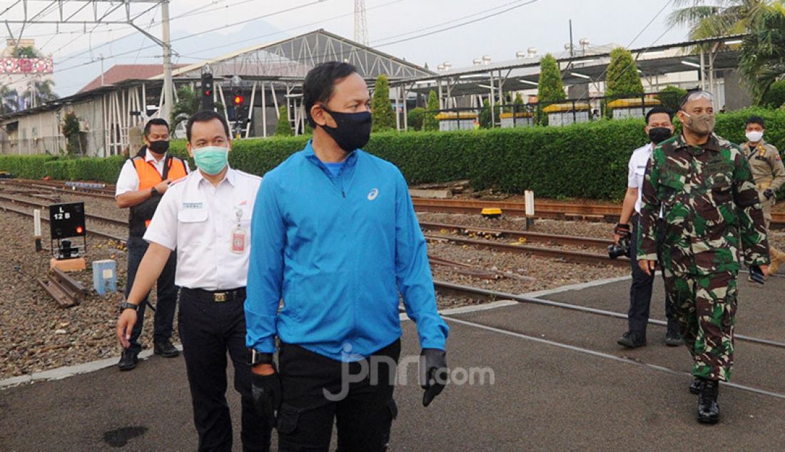 Wali Kota Bogor Bima Arya saat meninjau Satsiun Bogor, Jawa Barat, Selasa (9/6). Kunjungan walikota dalam rangka melihat kesiapan penerapan protokol kesehatan di Stasiun Bogor. - JPNN.com