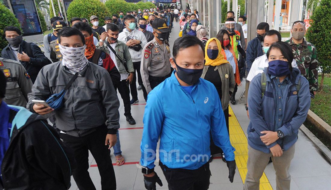 Wali Kota Bogor Bima Arya saat meninjau Satsiun Bogor, Jawa Barat, Selasa (9/6). Kunjungan walikota dalam rangka melihat kesiapan penerapan protokol kesehatan di Stasiun Bogor. - JPNN.com